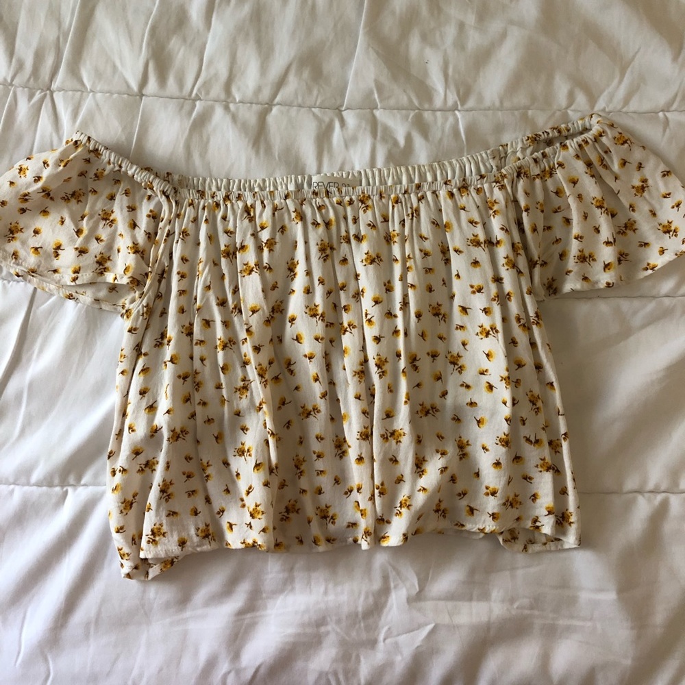 Super cute off the shoulder cropped top!